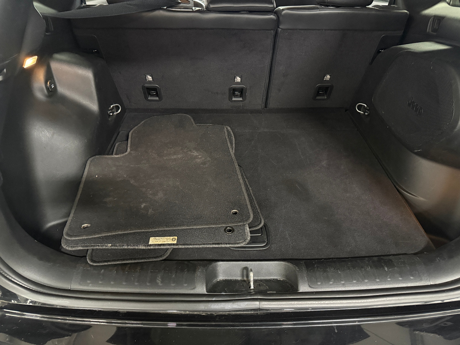 Thumbnail: 2019 Jeep Cherokee - 6