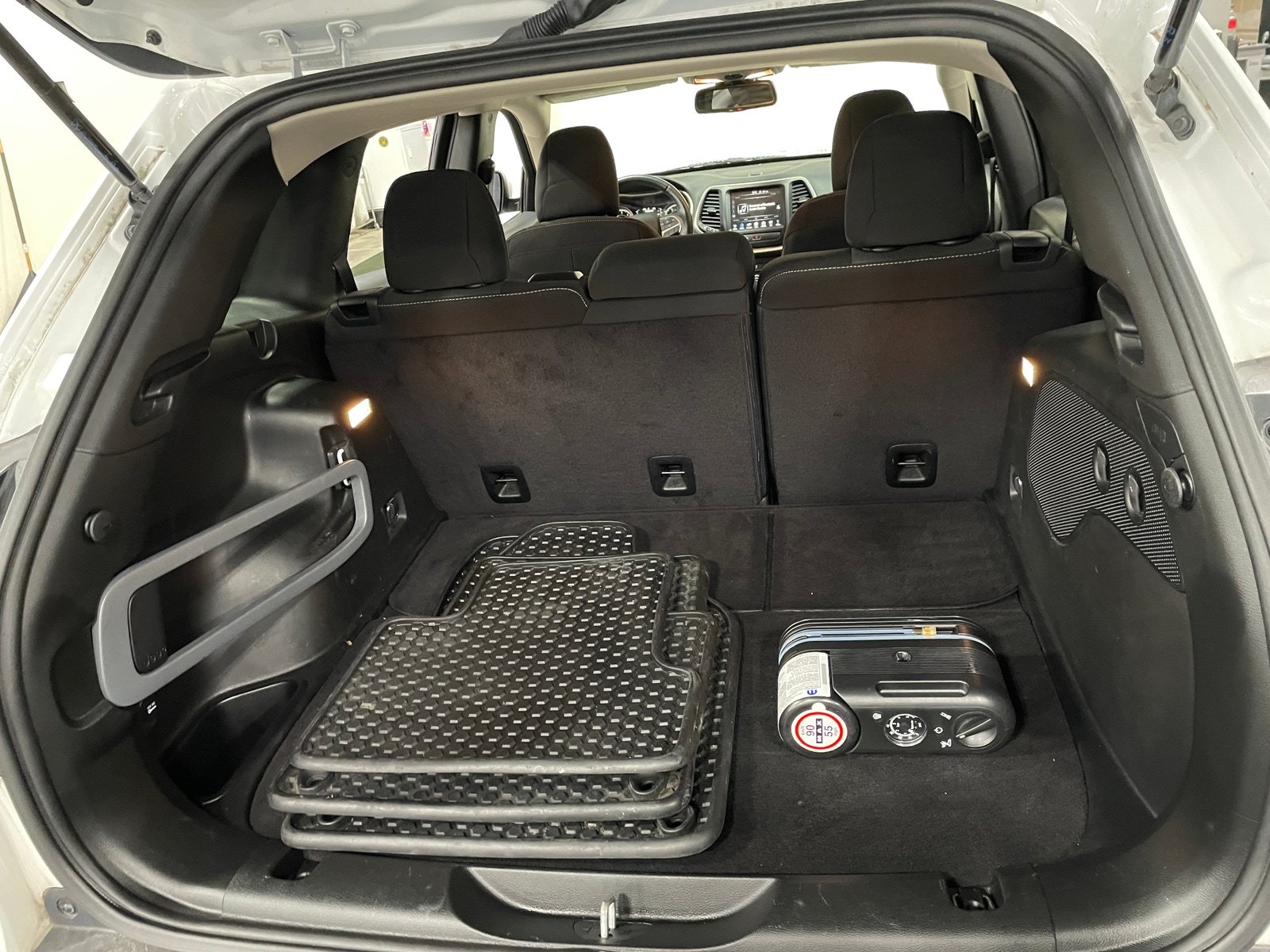 Thumbnail: 2017 Jeep Cherokee - 7