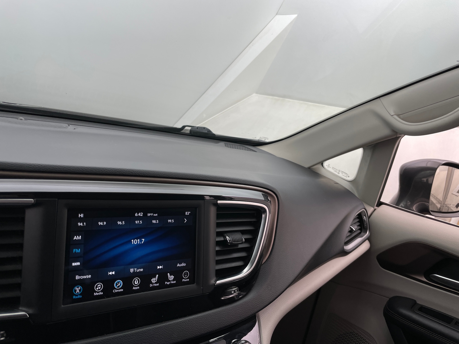 Thumbnail: 2018 Chrysler Pacifica - 3