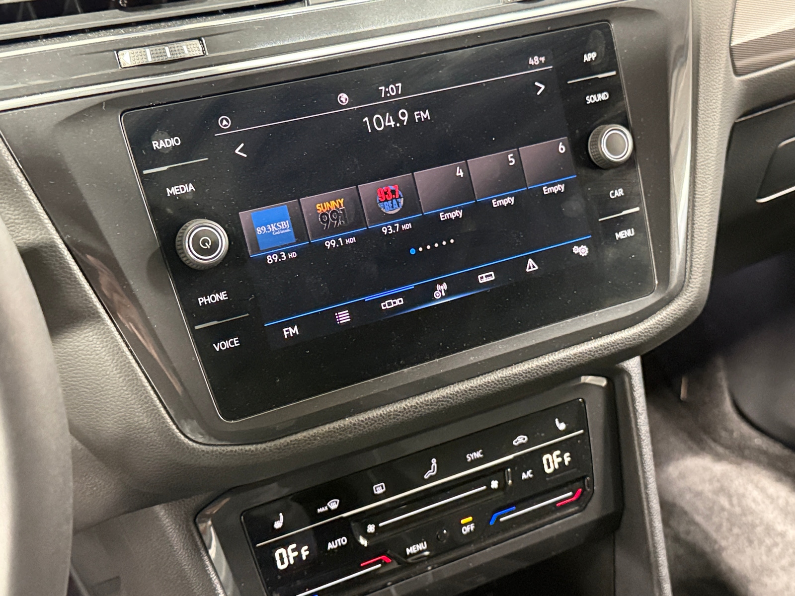 Thumbnail: 2023 Volkswagen Tiguan - 3