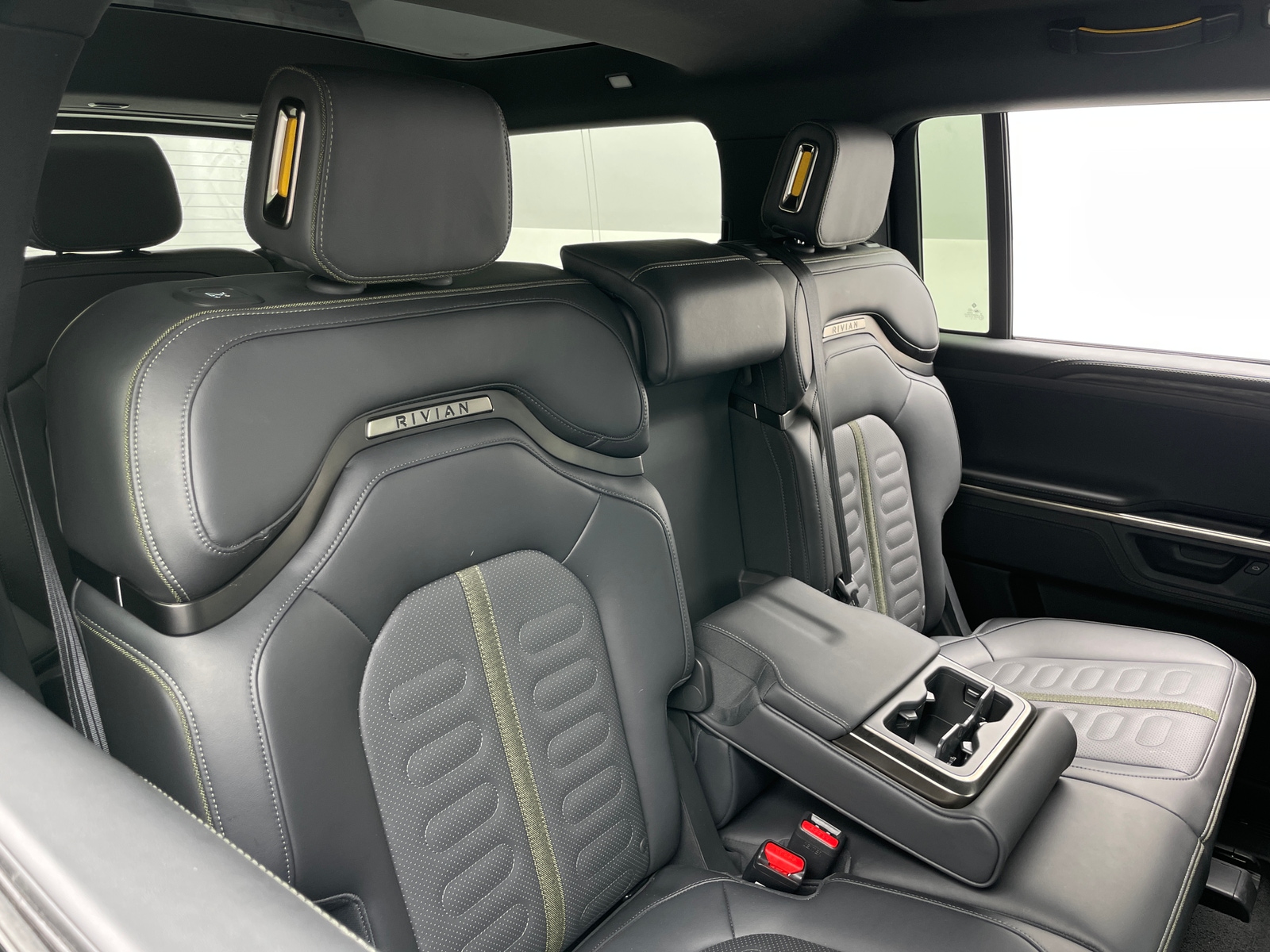 Thumbnail: 2026 Rivian R1S - 5