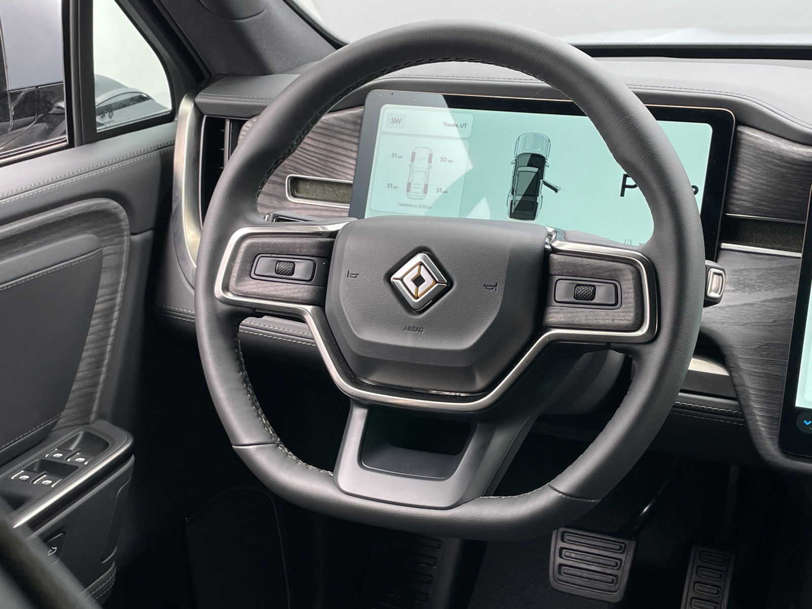 Thumbnail: 2026 Rivian R1S - 4