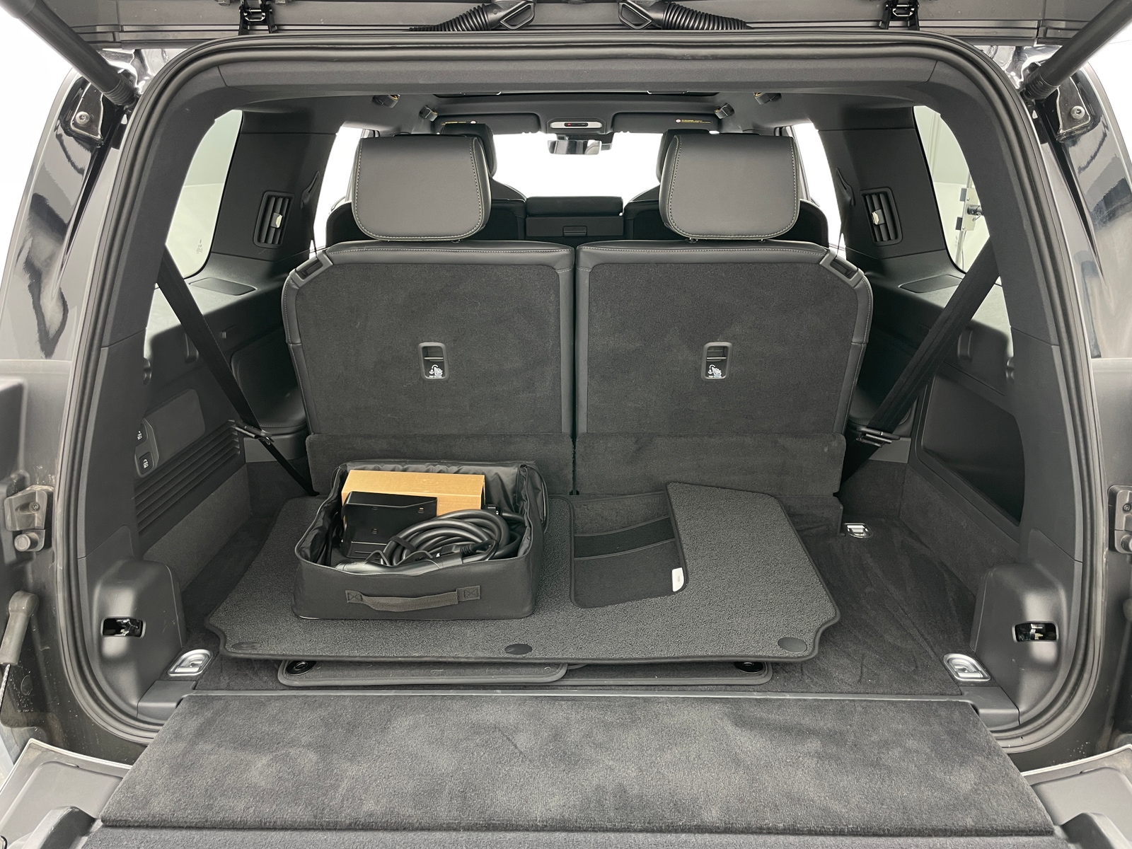 Thumbnail: 2026 Rivian R1S - 6