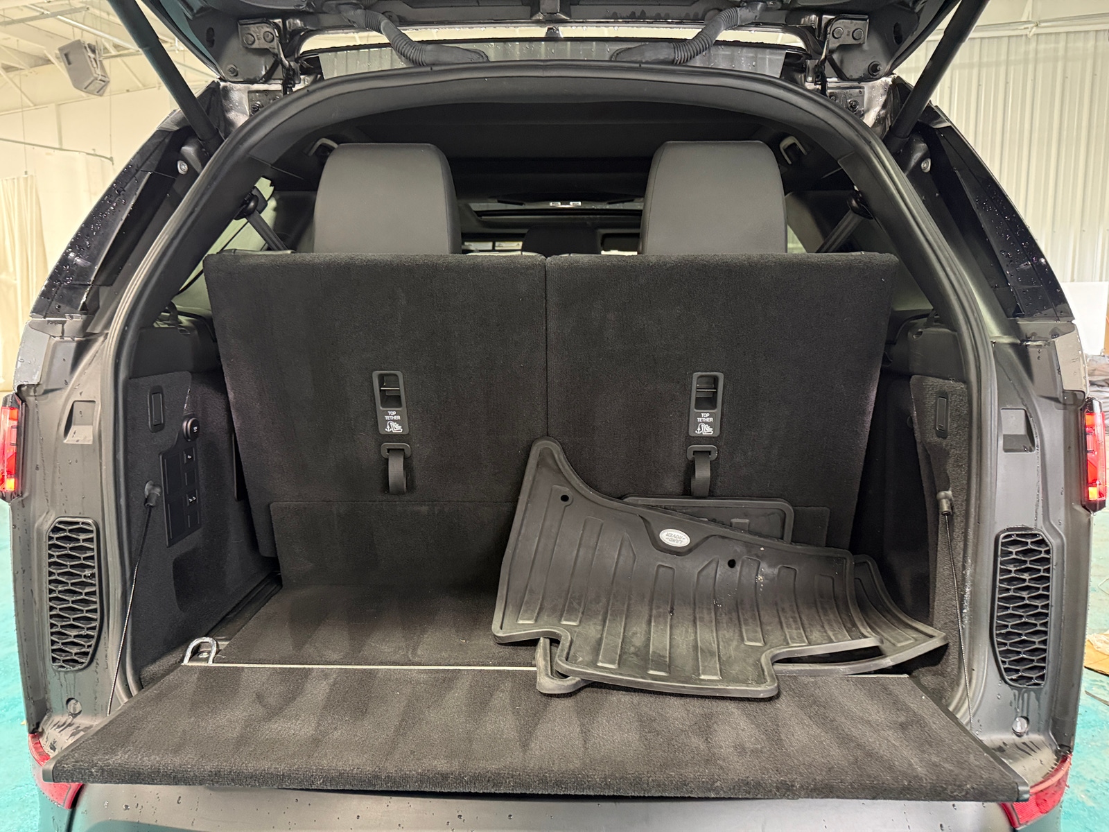 Thumbnail: 2018 Land Rover Discovery - 6