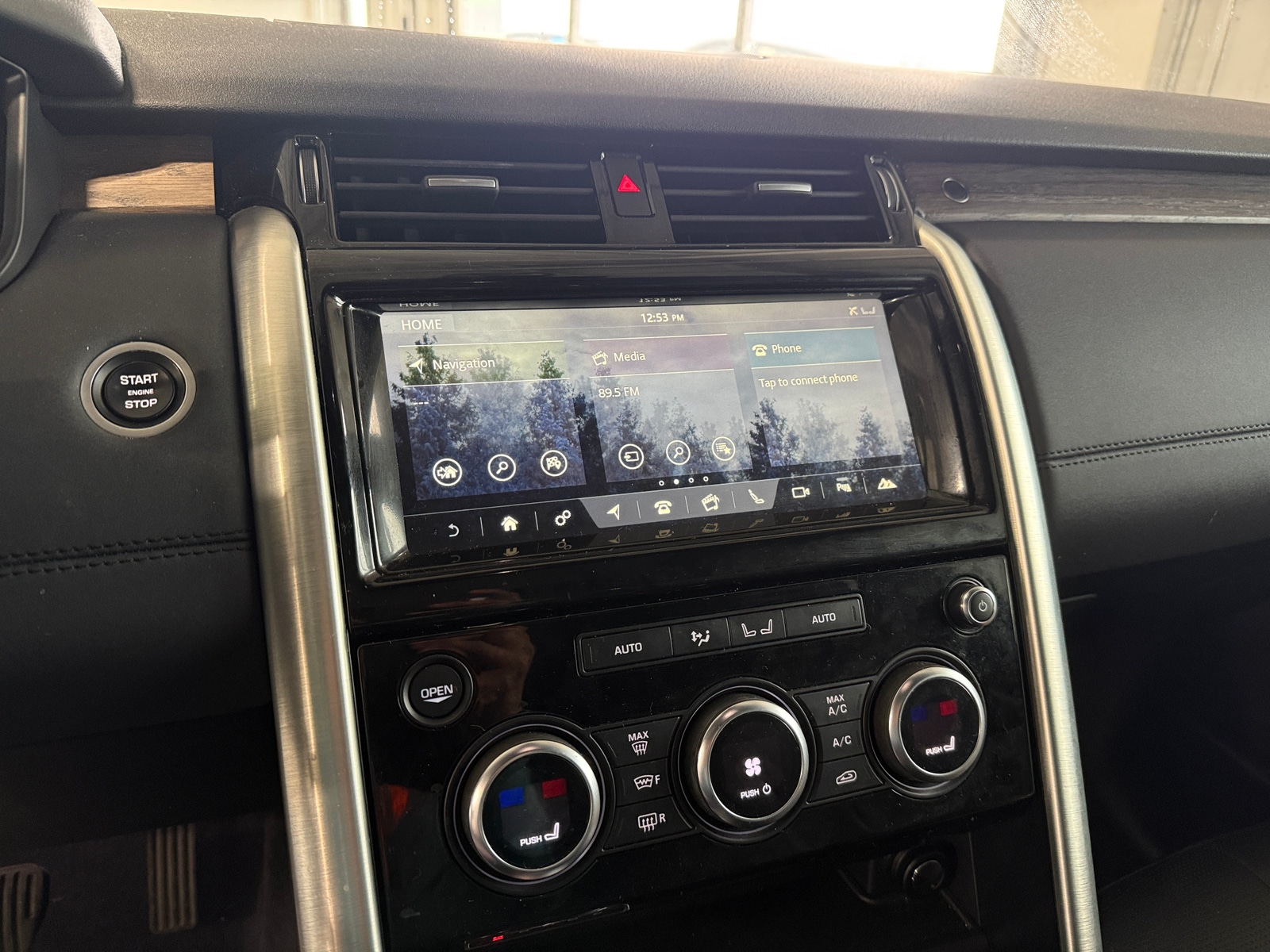 Thumbnail: 2018 Land Rover Discovery - 3