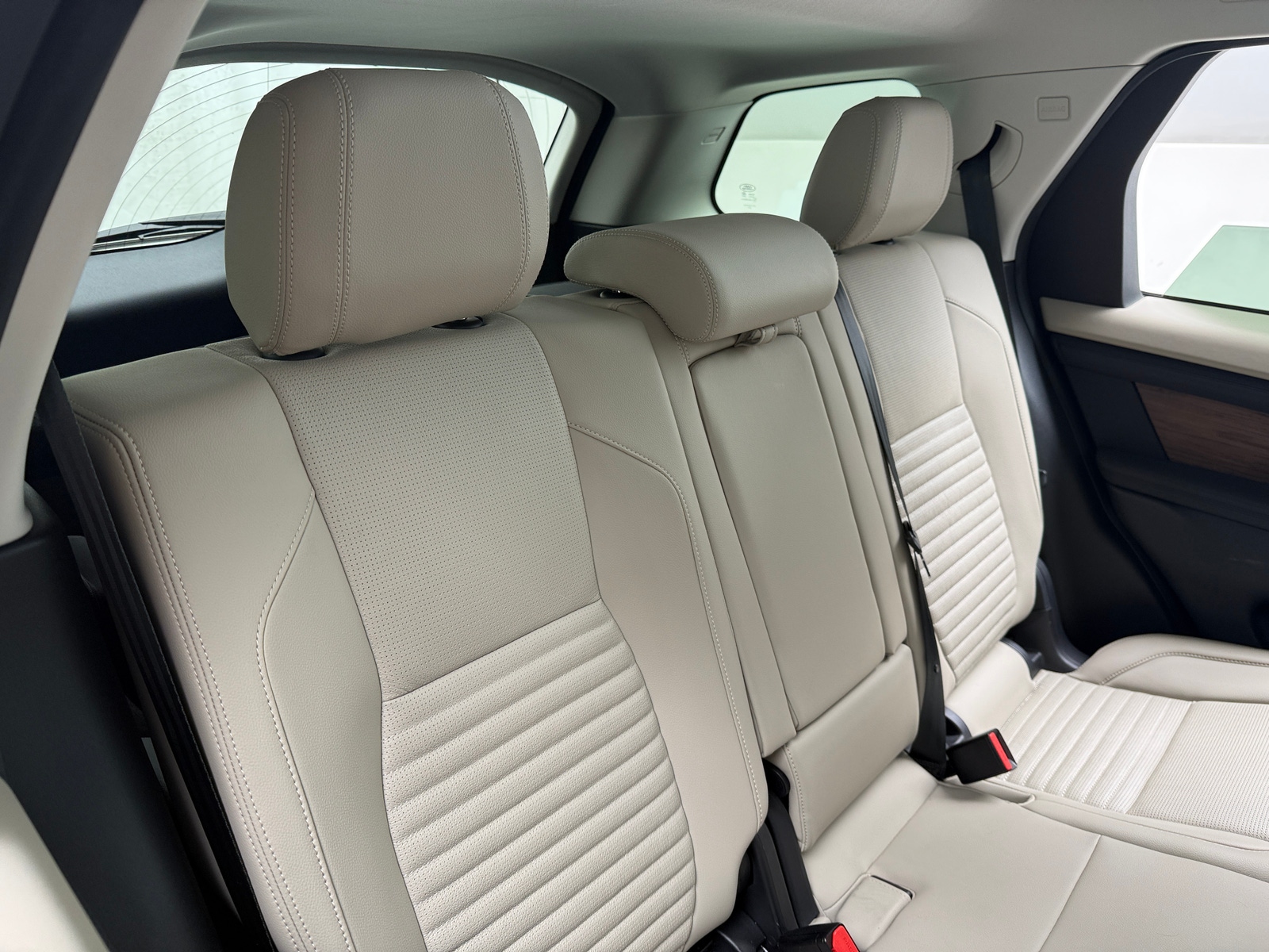 Thumbnail: 2023 Land Rover Discovery Sport - 5