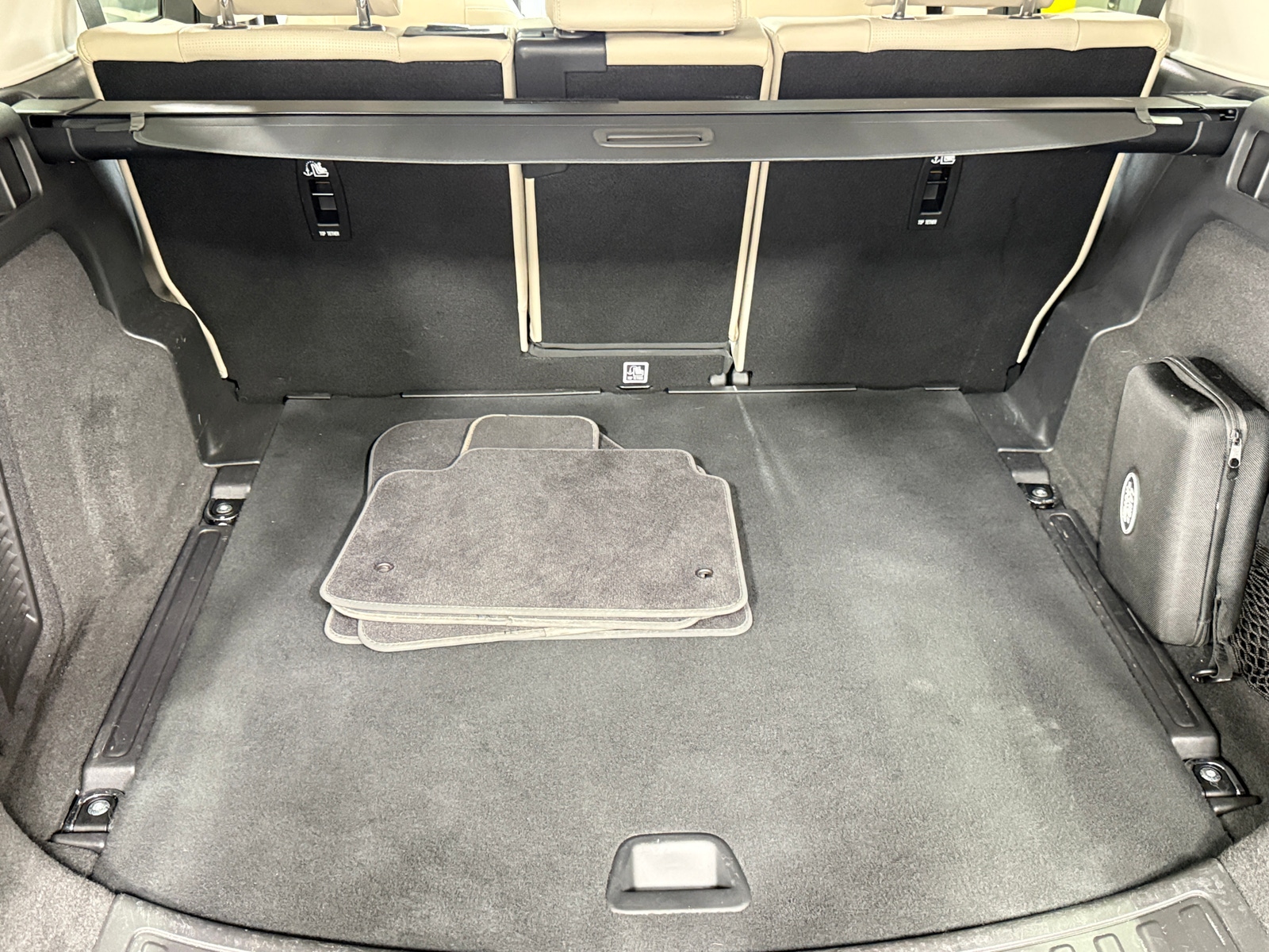 Thumbnail: 2023 Land Rover Discovery Sport - 6