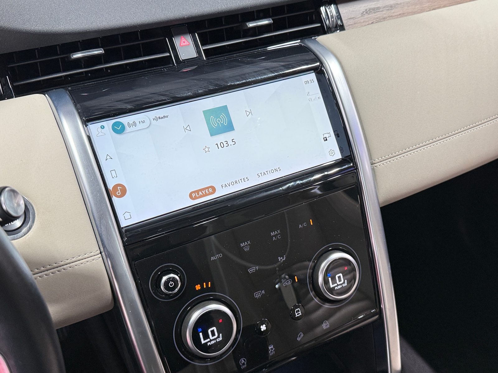 Thumbnail: 2023 Land Rover Discovery Sport - 3