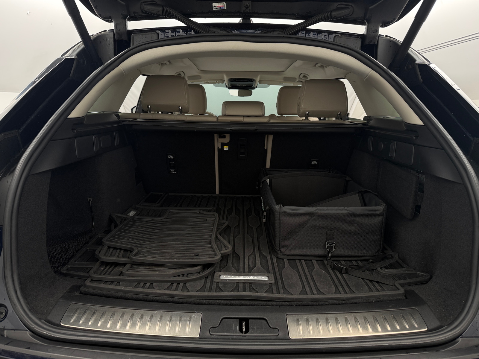 Thumbnail: 2022 Land Rover Range Rover Velar - 6