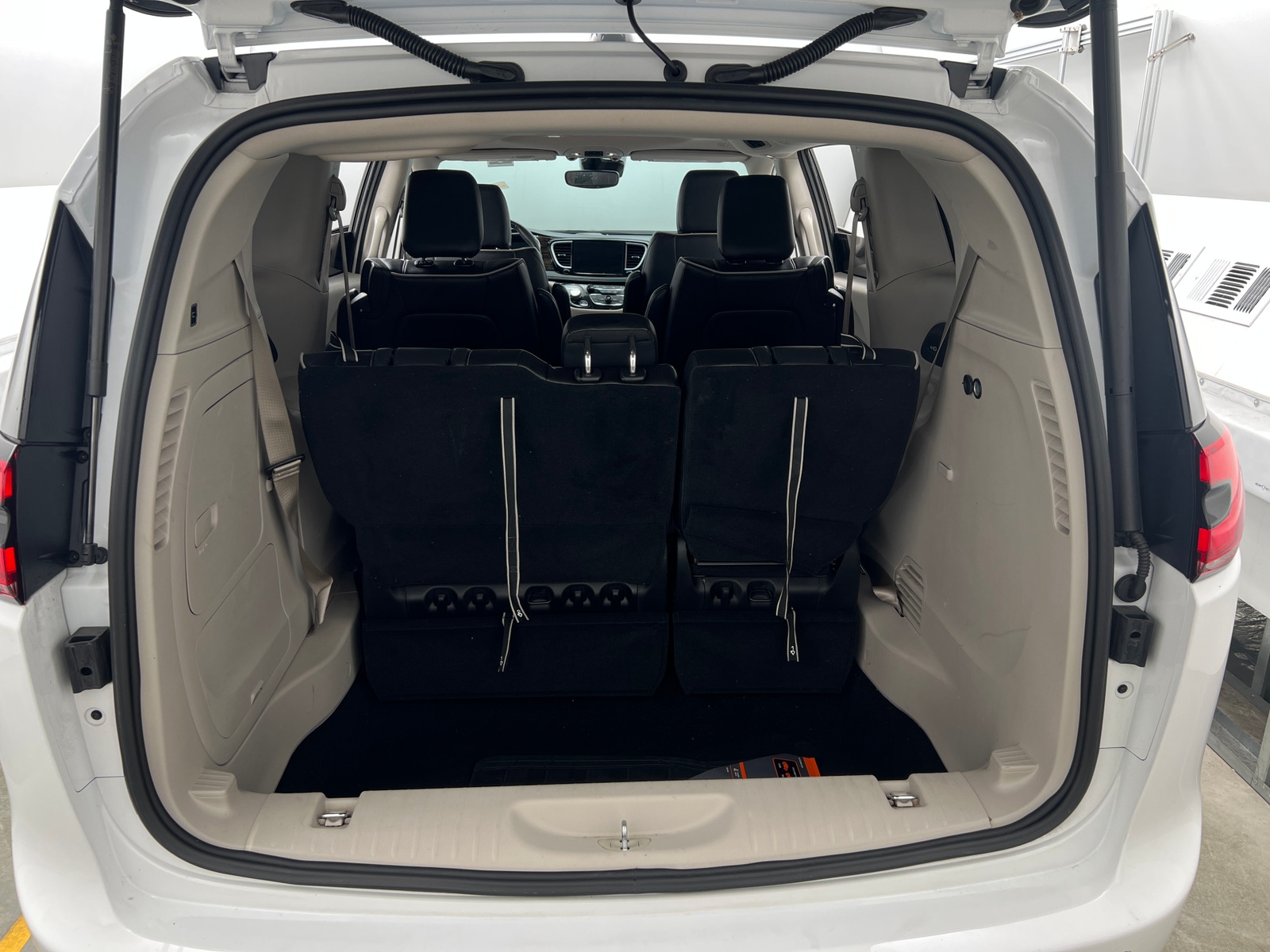 Thumbnail: 2023 Chrysler Pacifica - 6