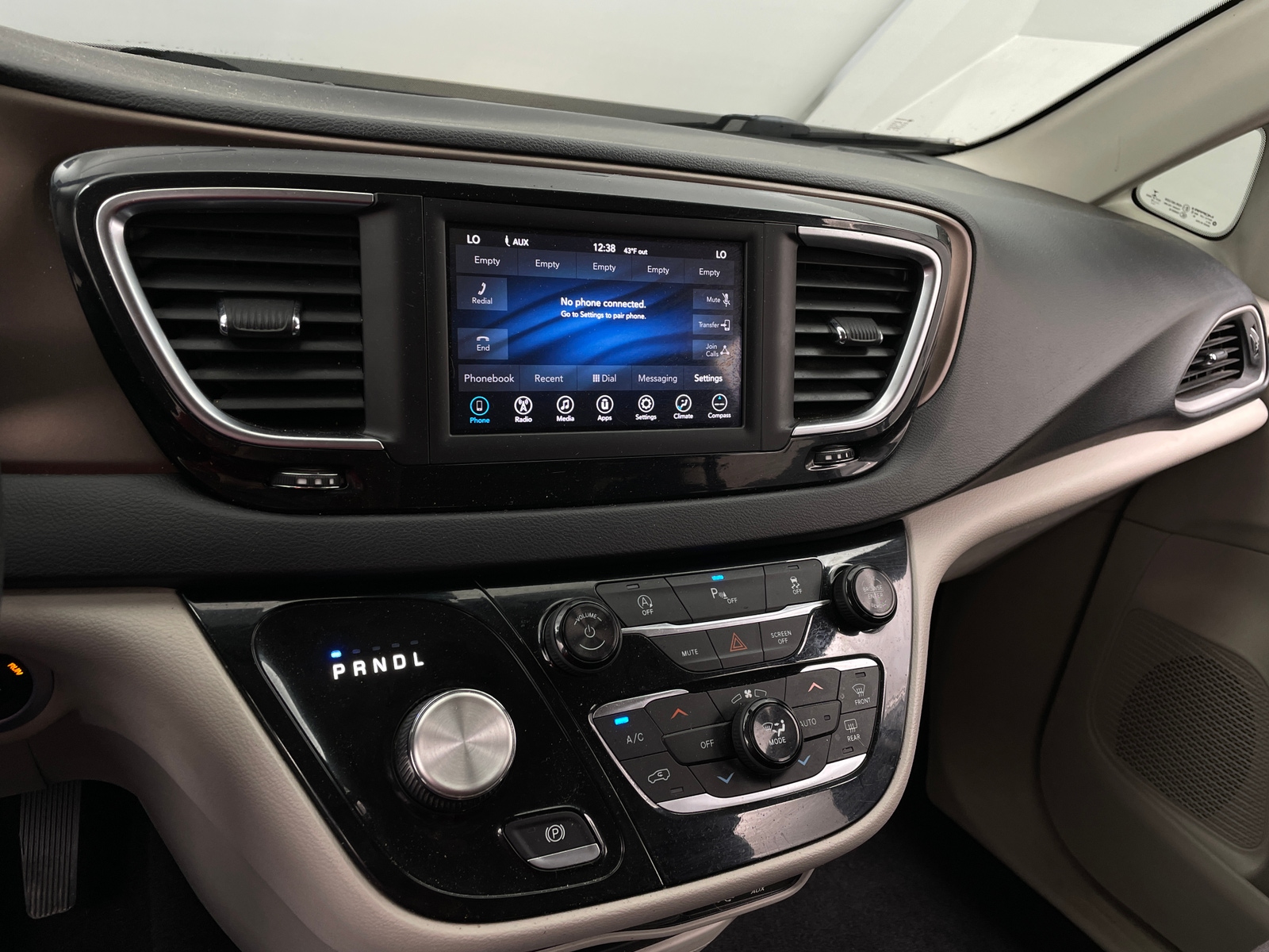 Thumbnail: 2018 Chrysler Pacifica - 4