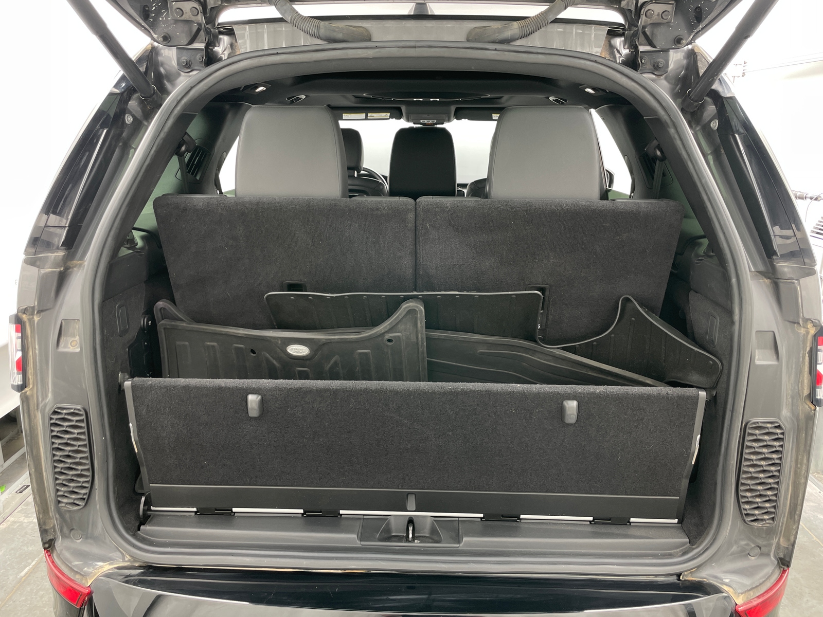 Thumbnail: 2019 Land Rover Discovery - 6