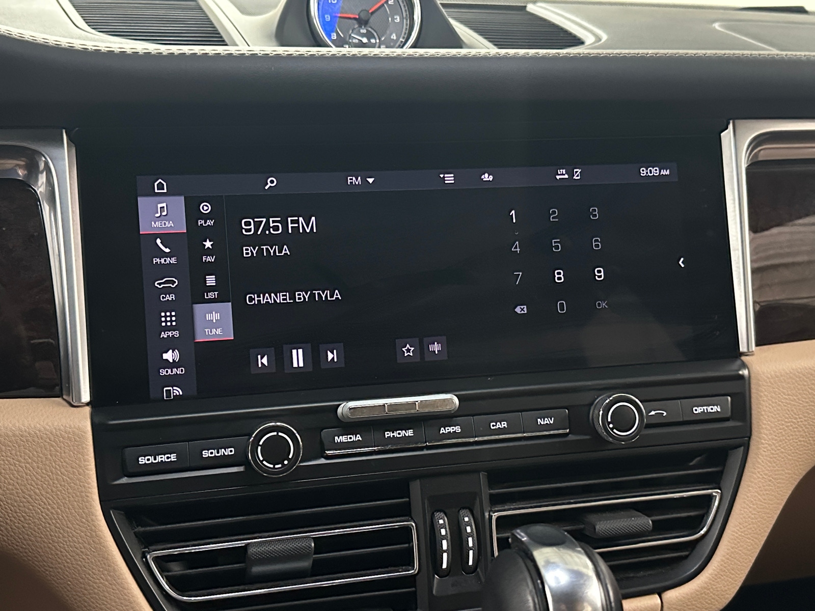 Thumbnail: 2021 Porsche Macan - 3