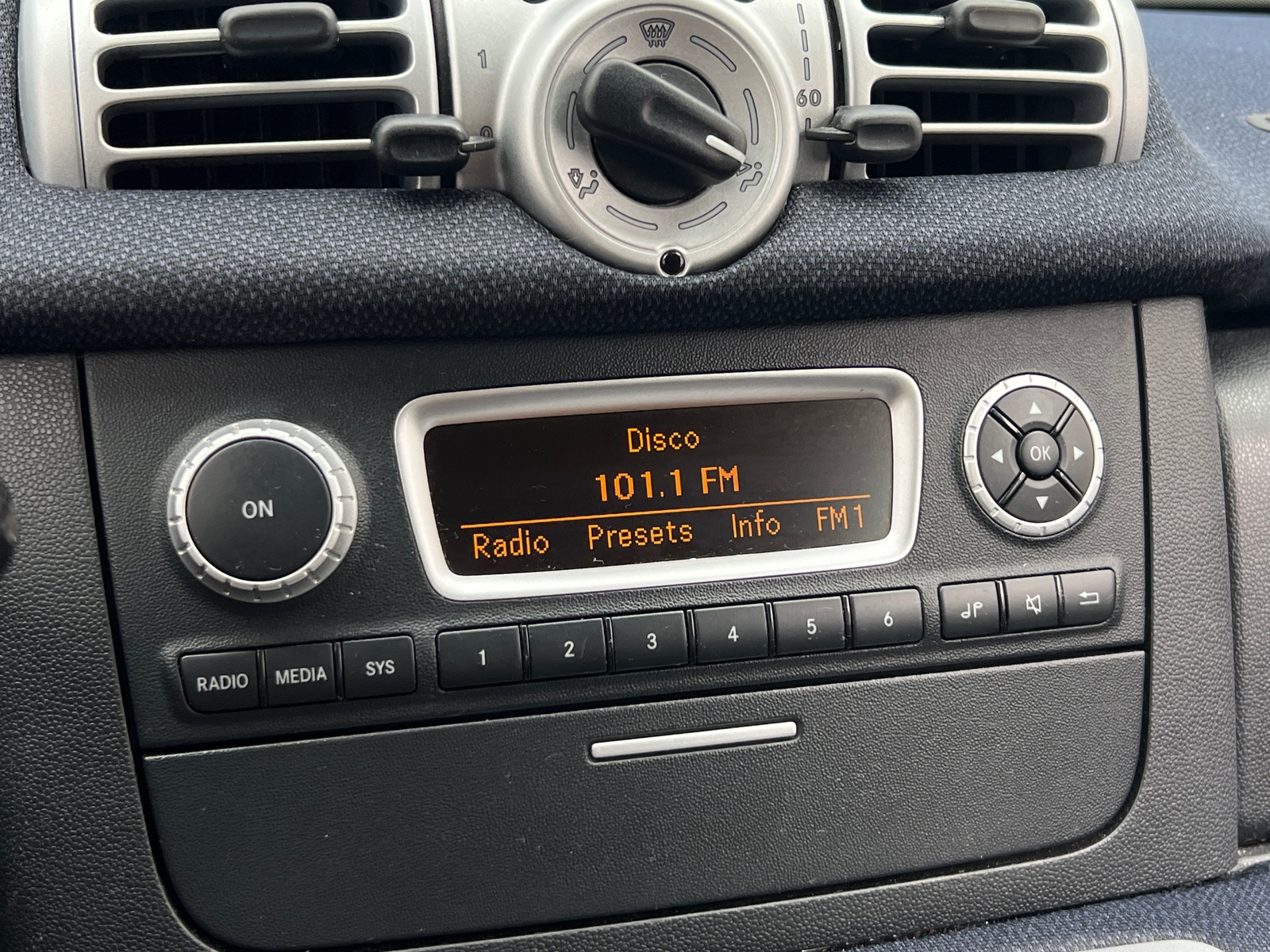 Thumbnail: 2015 smart fortwo - 4