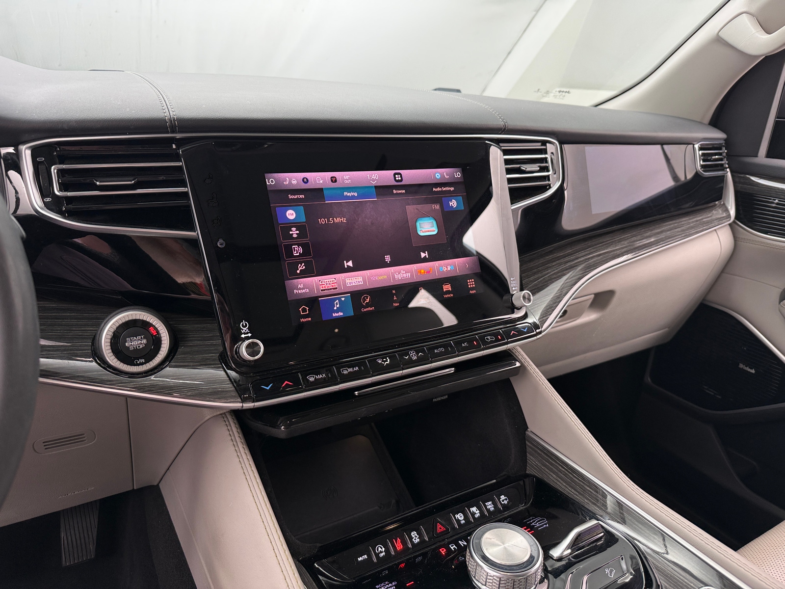 Thumbnail: 2022 Jeep Wagoneer - 3