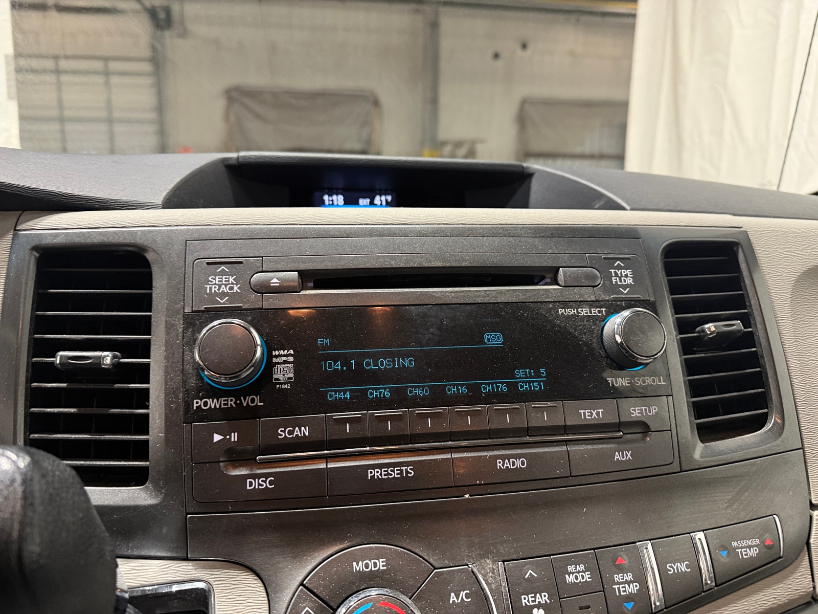 Thumbnail: 2014 Toyota Sienna - 4