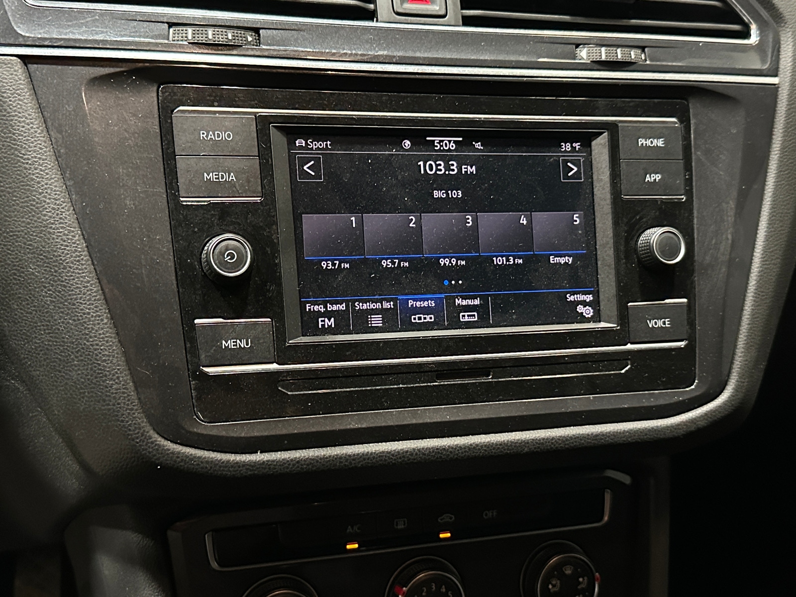 Thumbnail: 2021 Volkswagen Tiguan - 4