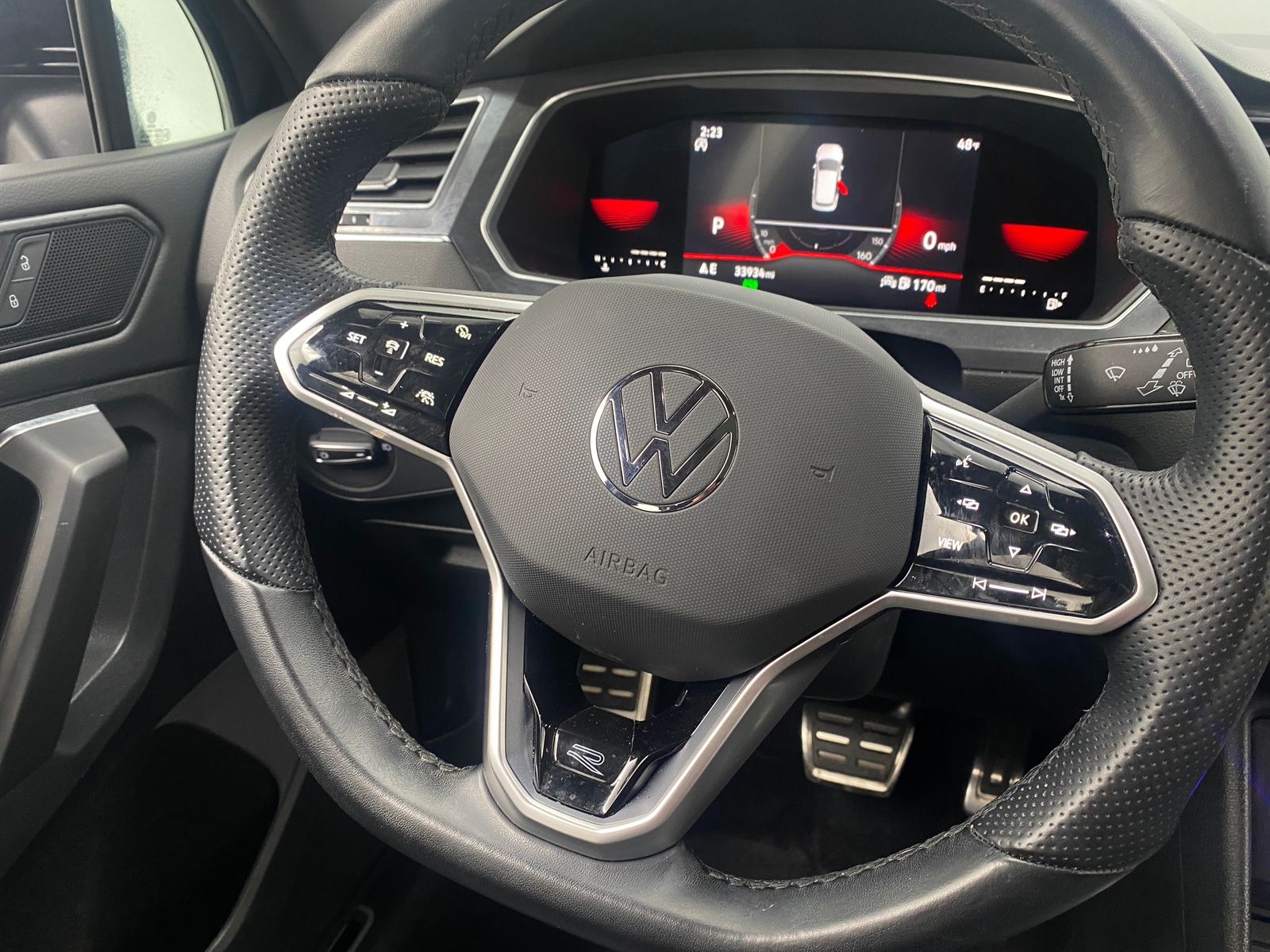 Thumbnail: 2023 Volkswagen Tiguan - 4