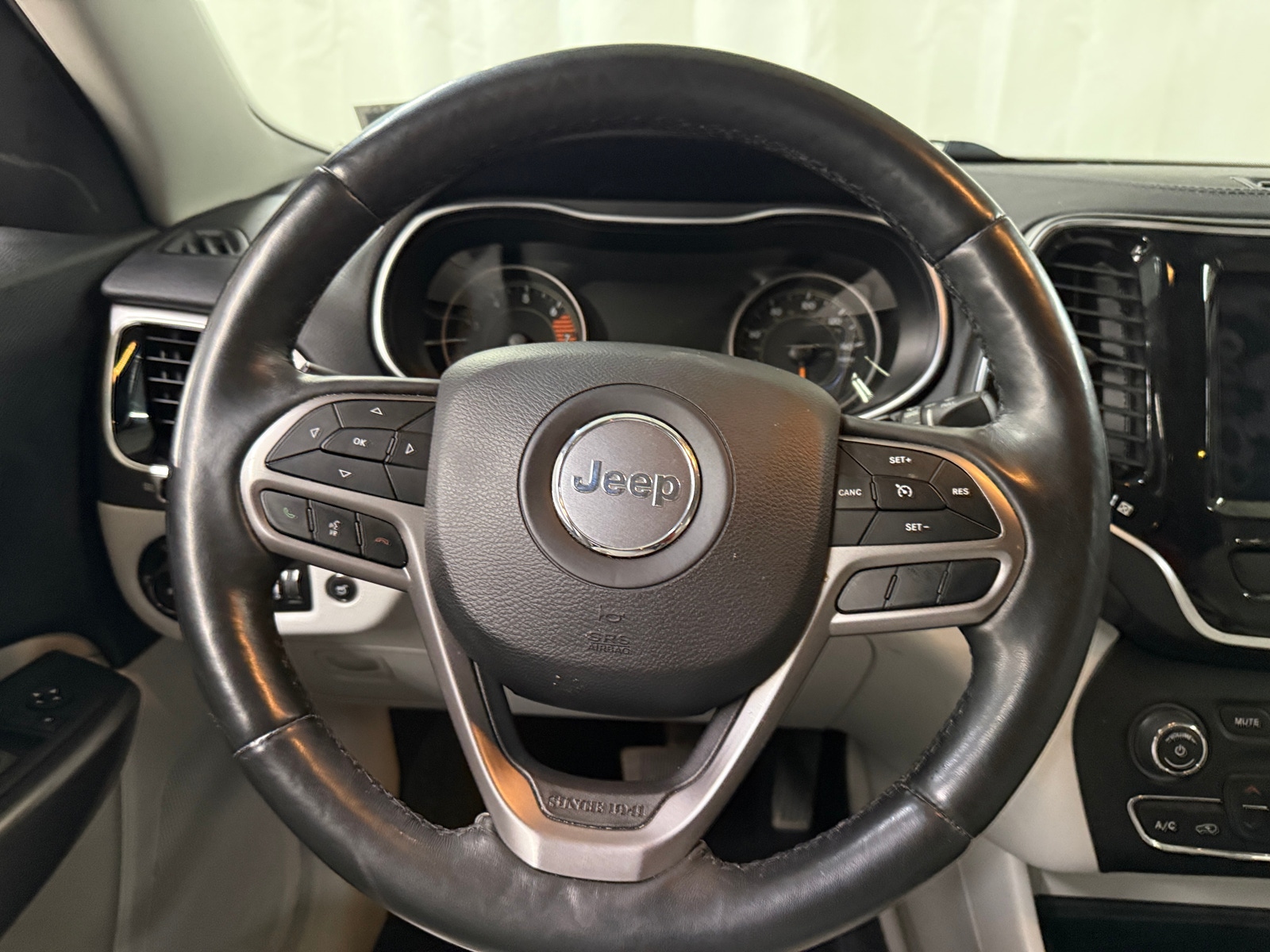 Thumbnail: 2019 Jeep Cherokee - 4