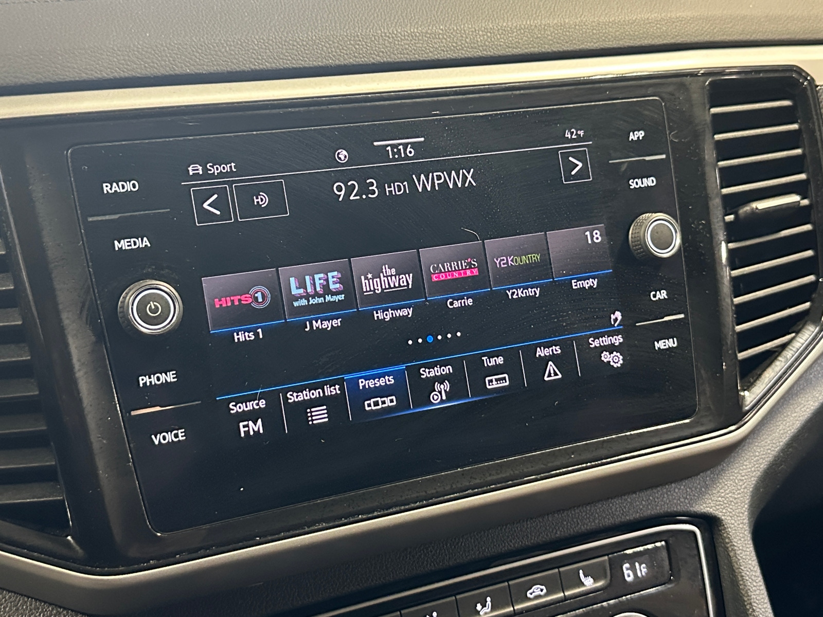 Thumbnail: 2022 Volkswagen Atlas - 3