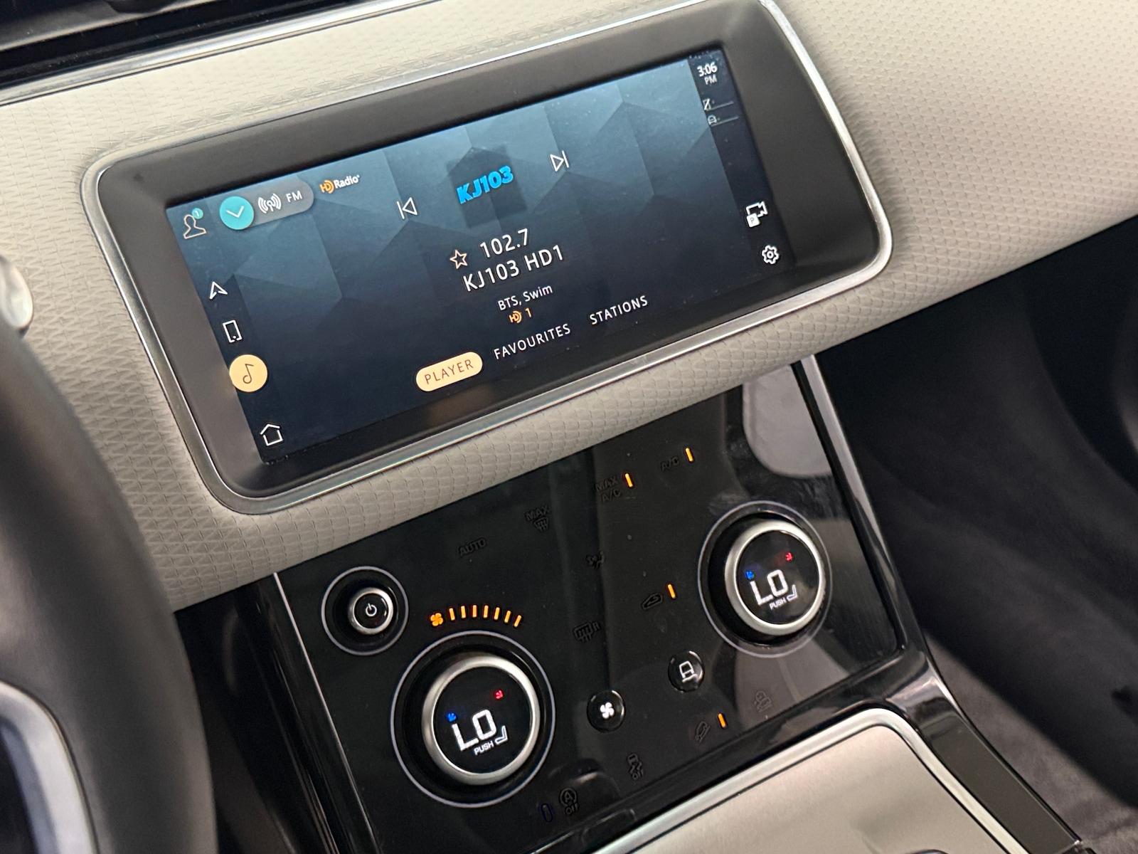 Thumbnail: 2023 Land Rover Range Rover Evoque - 3