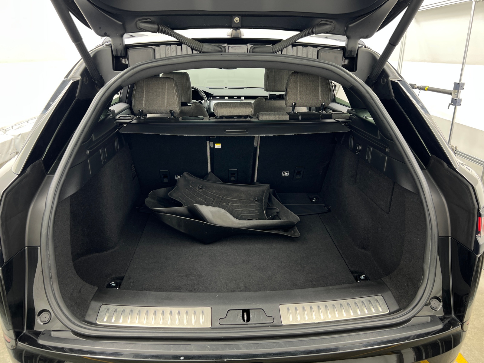 Thumbnail: 2020 Land Rover Range Rover Velar - 6