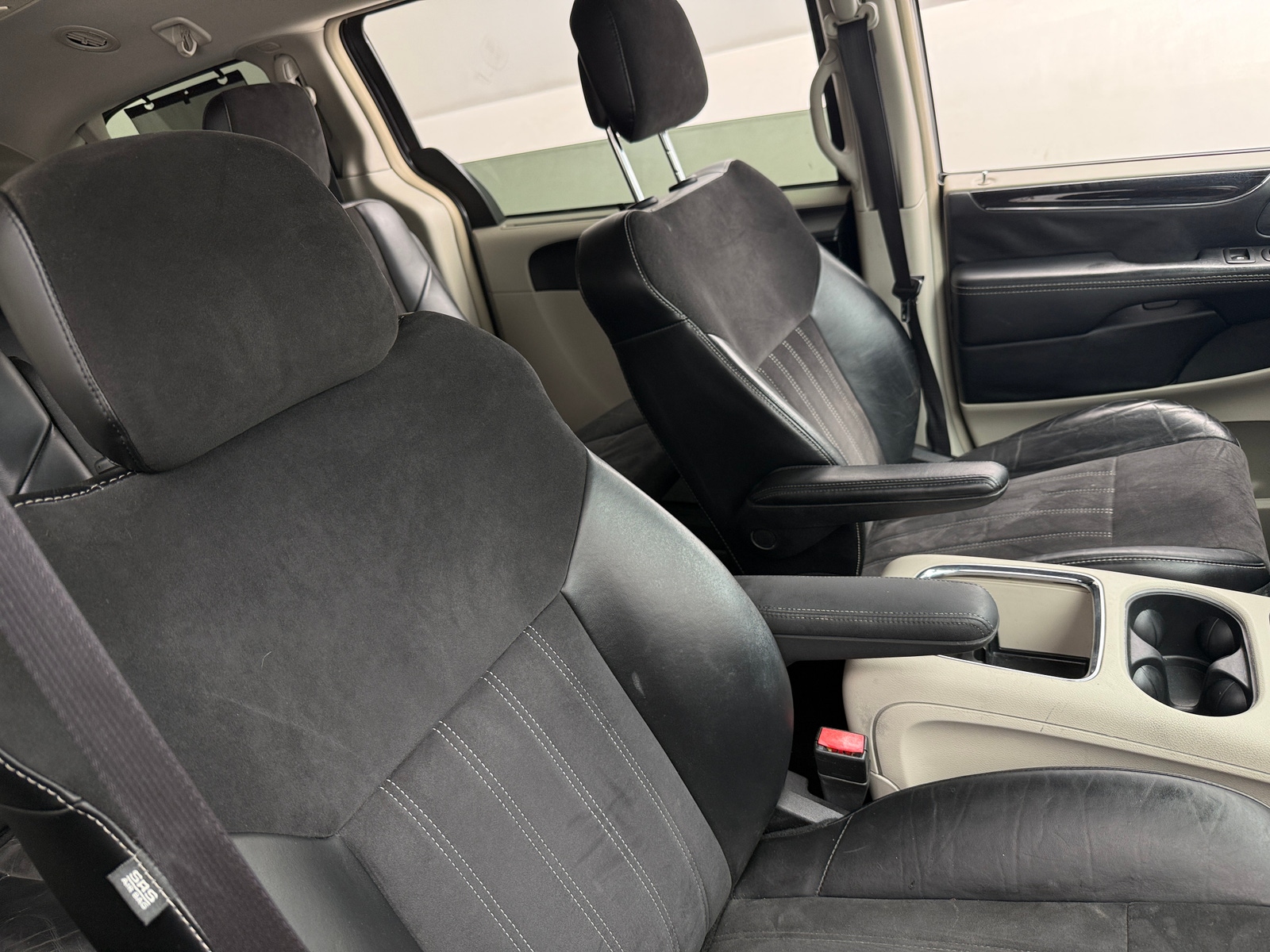 Thumbnail: 2016 Chrysler Town & Country - 2