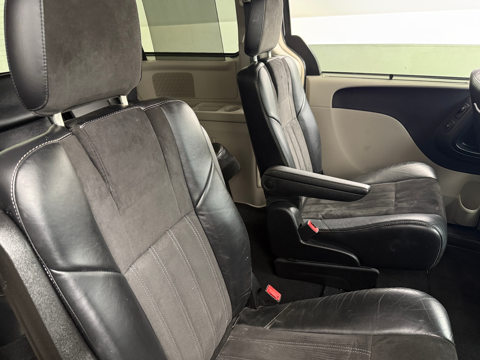 Thumbnail: 2016 Chrysler Town & Country - 6