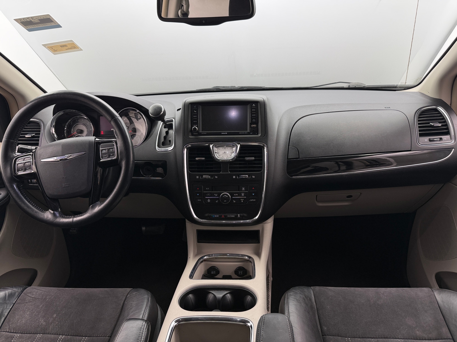 Thumbnail: 2016 Chrysler Town & Country - 3