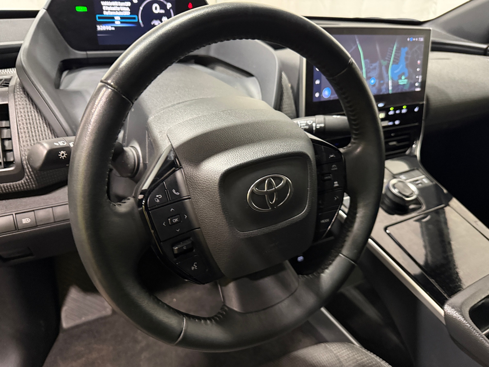 Thumbnail: 2023 Toyota bZ4X - 4