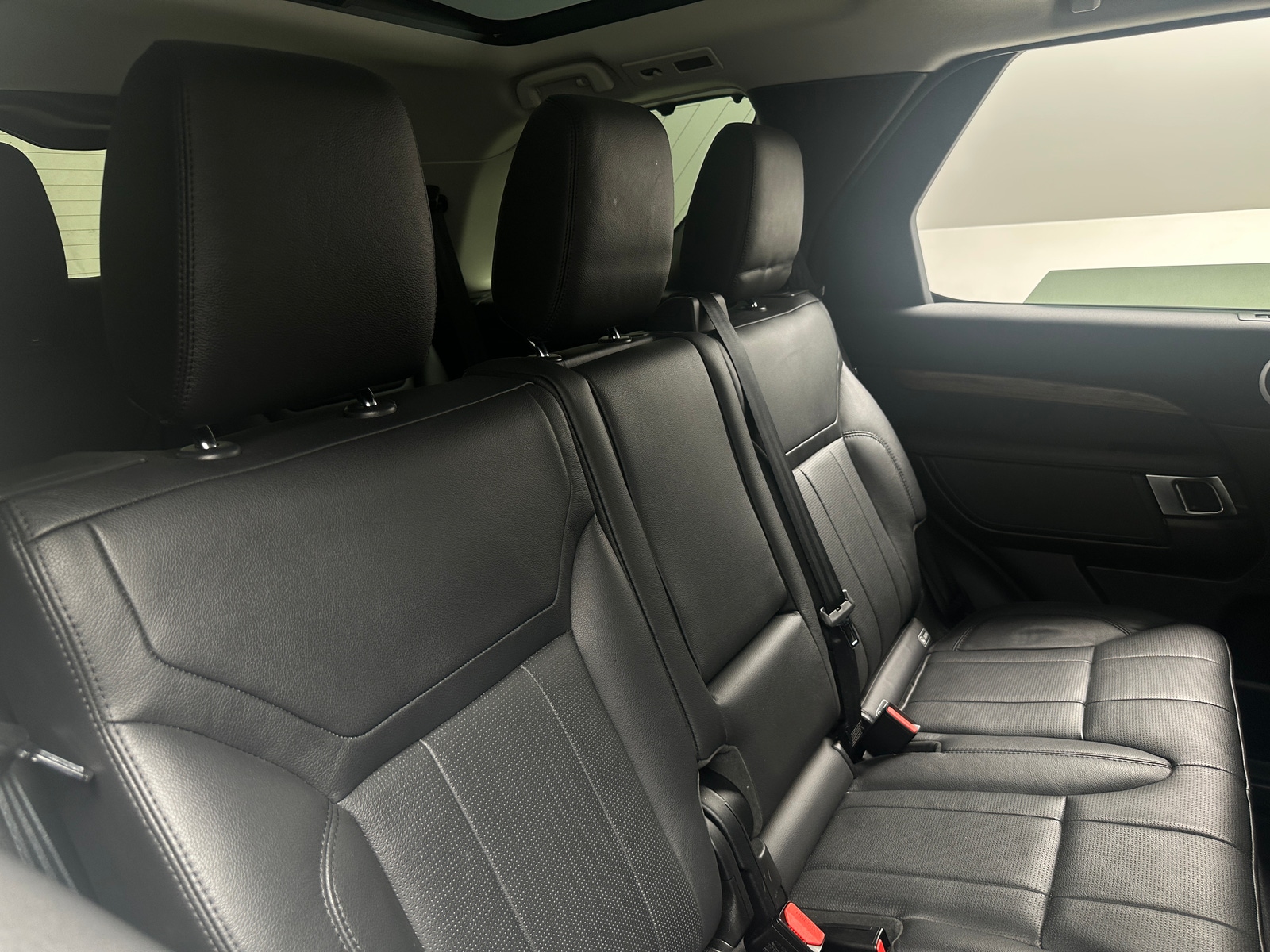 Thumbnail: 2017 Land Rover Discovery - 5