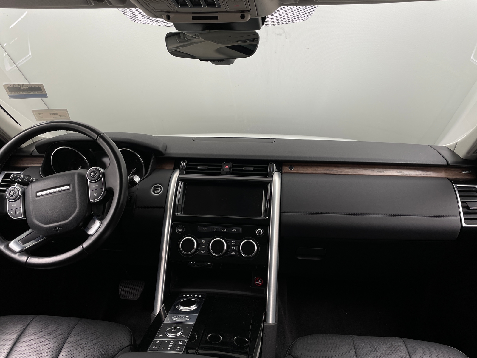 Thumbnail: 2017 Land Rover Discovery - 2