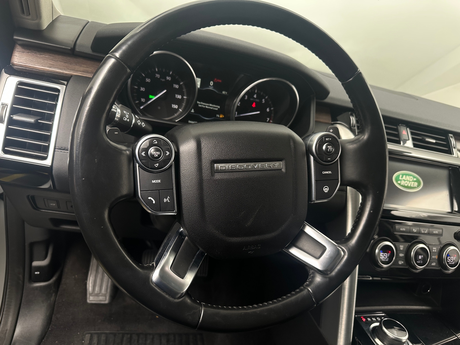 Thumbnail: 2017 Land Rover Discovery - 4