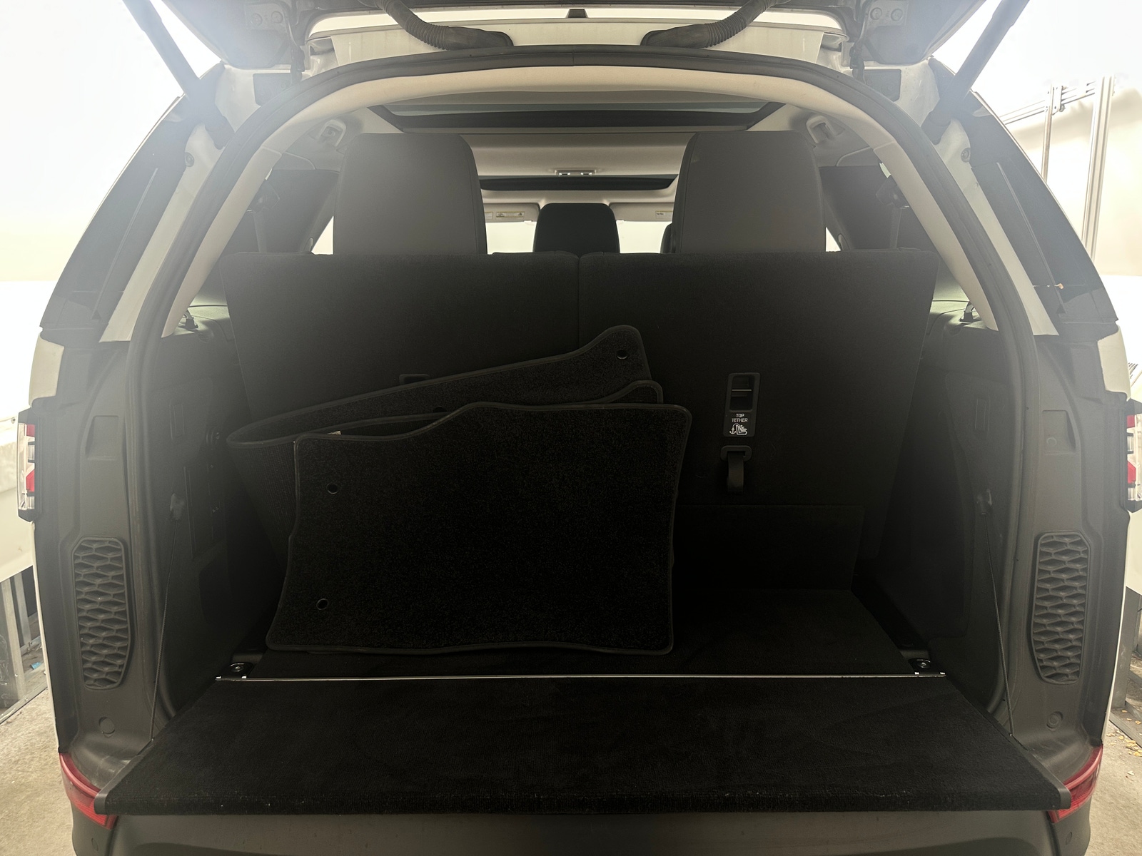 Thumbnail: 2017 Land Rover Discovery - 6