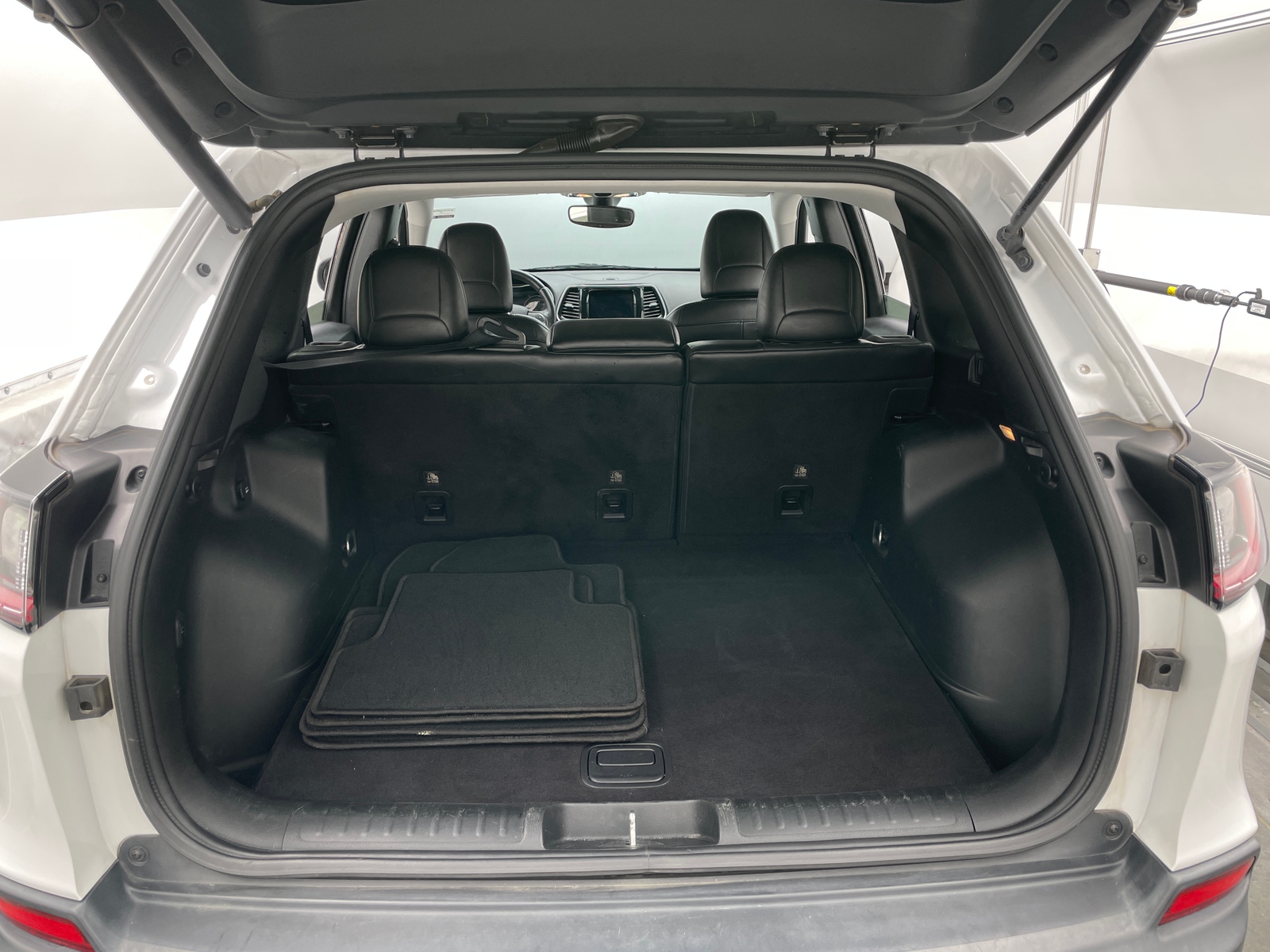 Thumbnail: 2019 Jeep Cherokee - 6