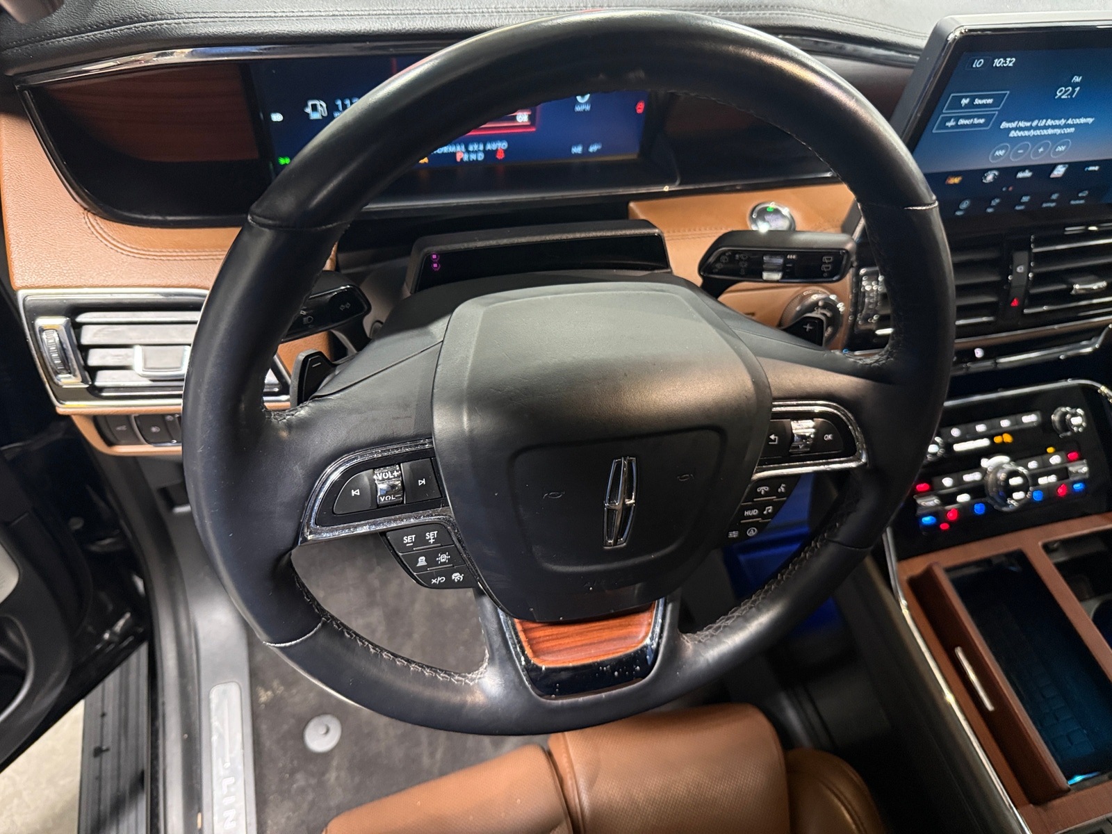 Thumbnail: 2023 Lincoln Navigator L - 4