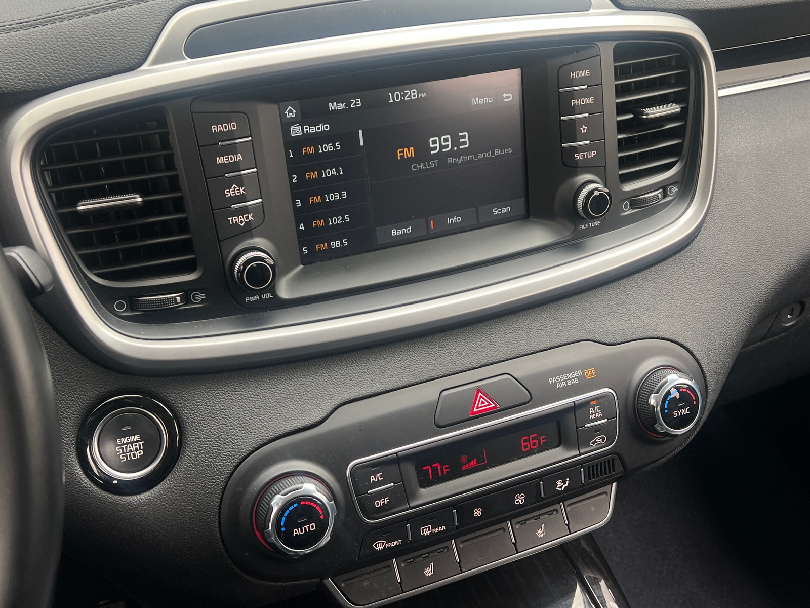 Thumbnail: 2020 Kia Sorento - 3