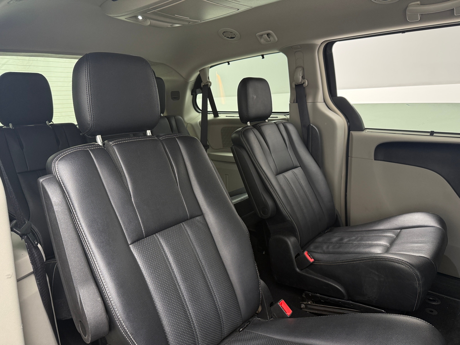 Thumbnail: 2015 Chrysler Town & Country - 5