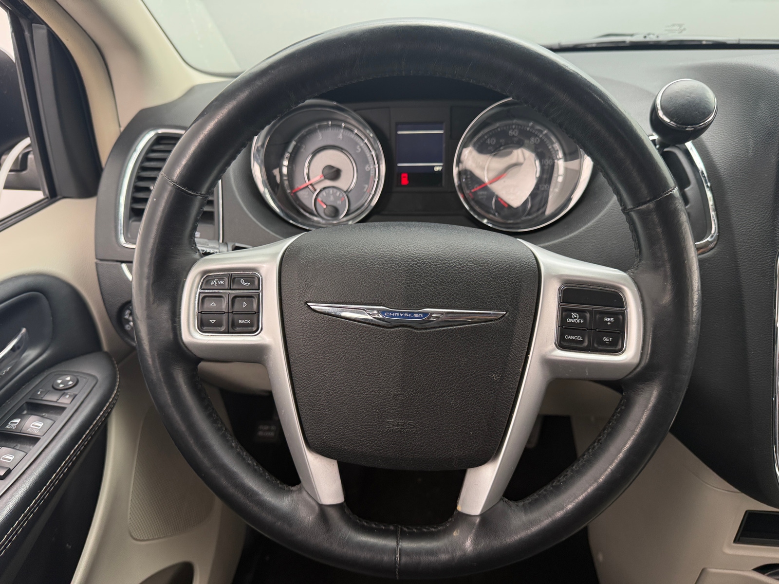 Thumbnail: 2015 Chrysler Town & Country - 4