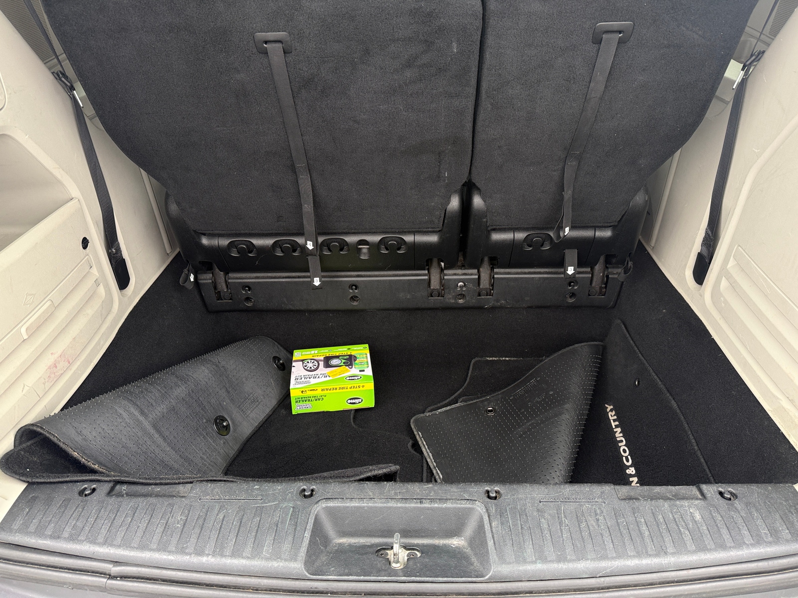 Thumbnail: 2015 Chrysler Town & Country - 6