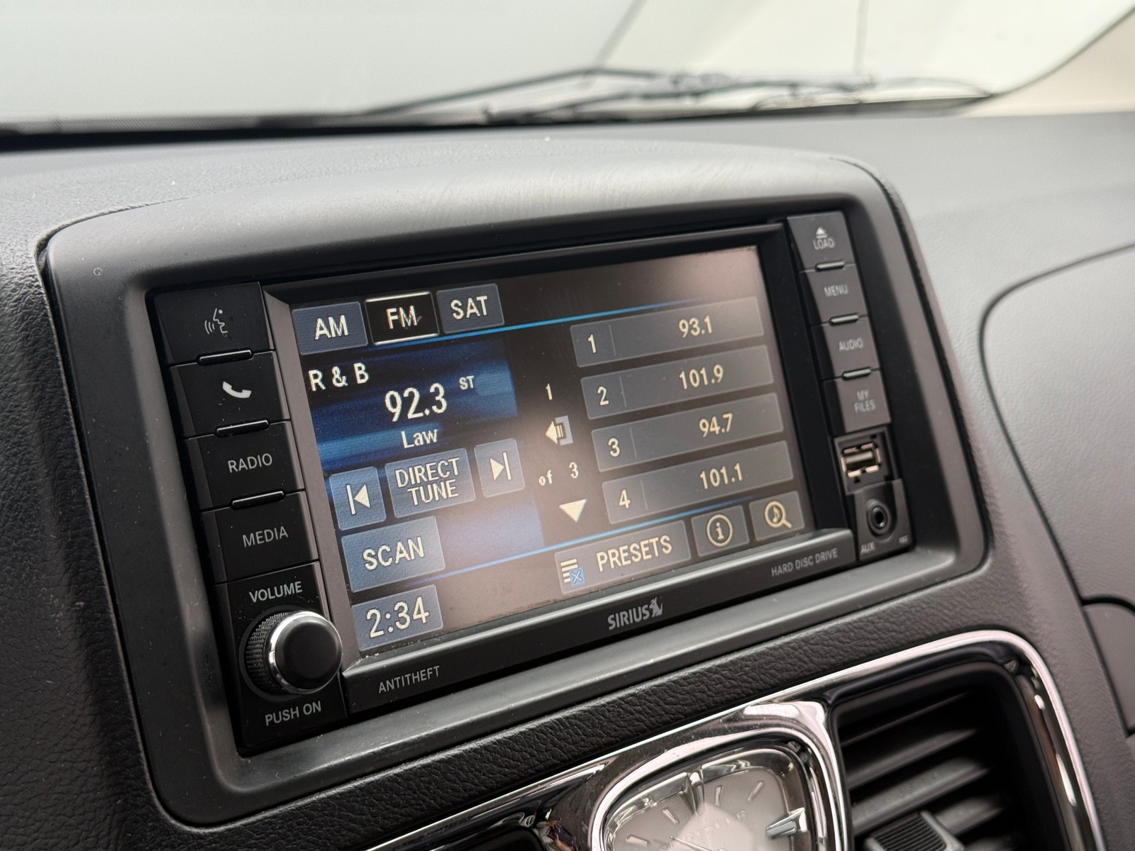 Thumbnail: 2015 Chrysler Town & Country - 3