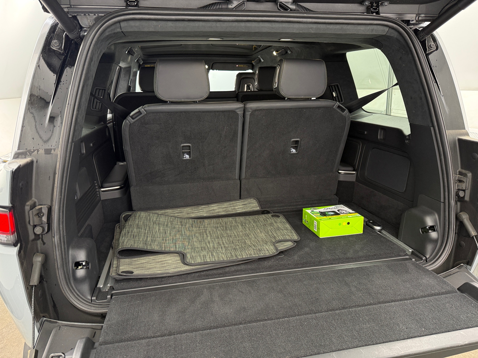 Thumbnail: 2023 Rivian R1S - 6