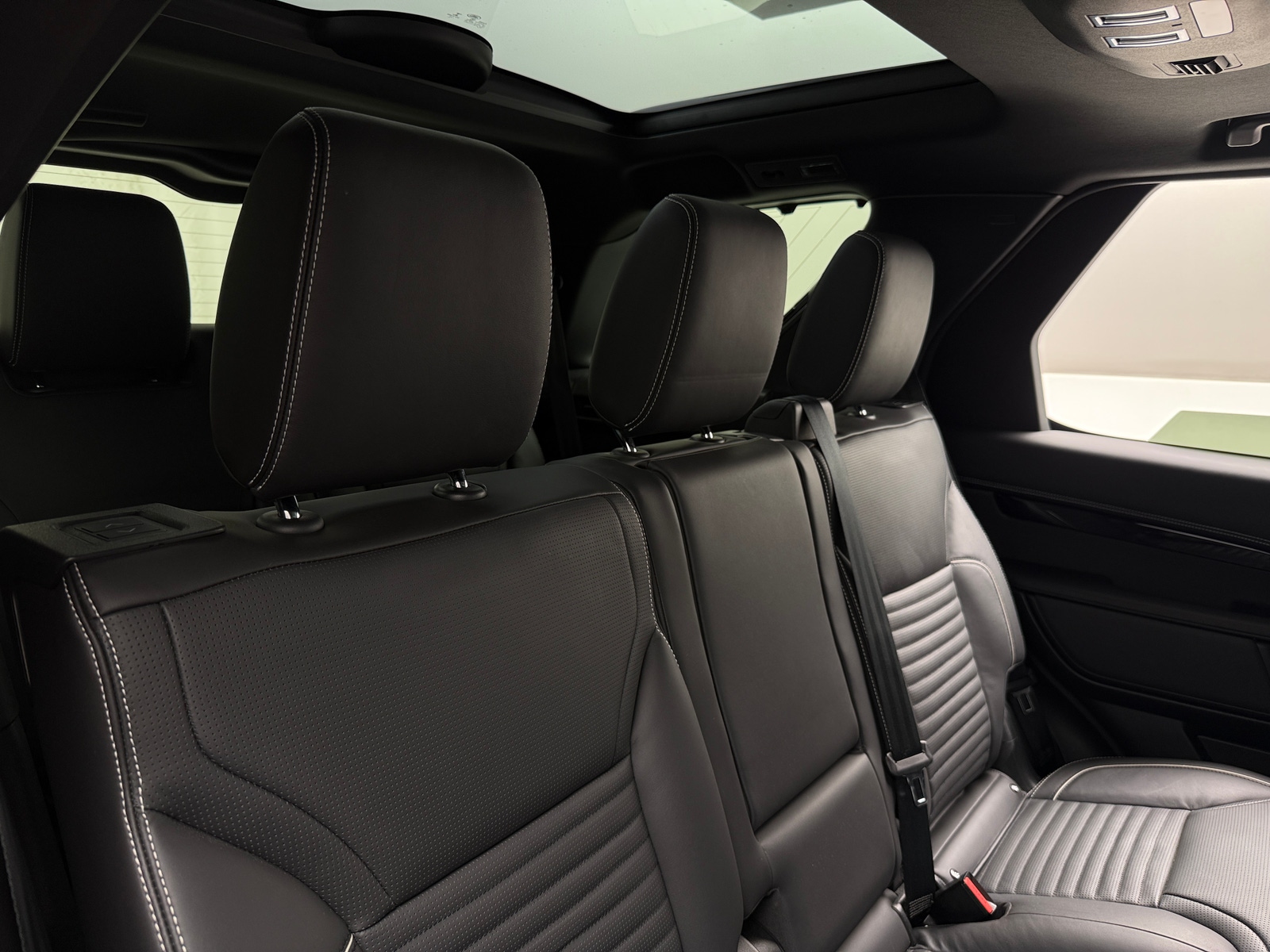 Thumbnail: 2023 Land Rover Discovery - 5