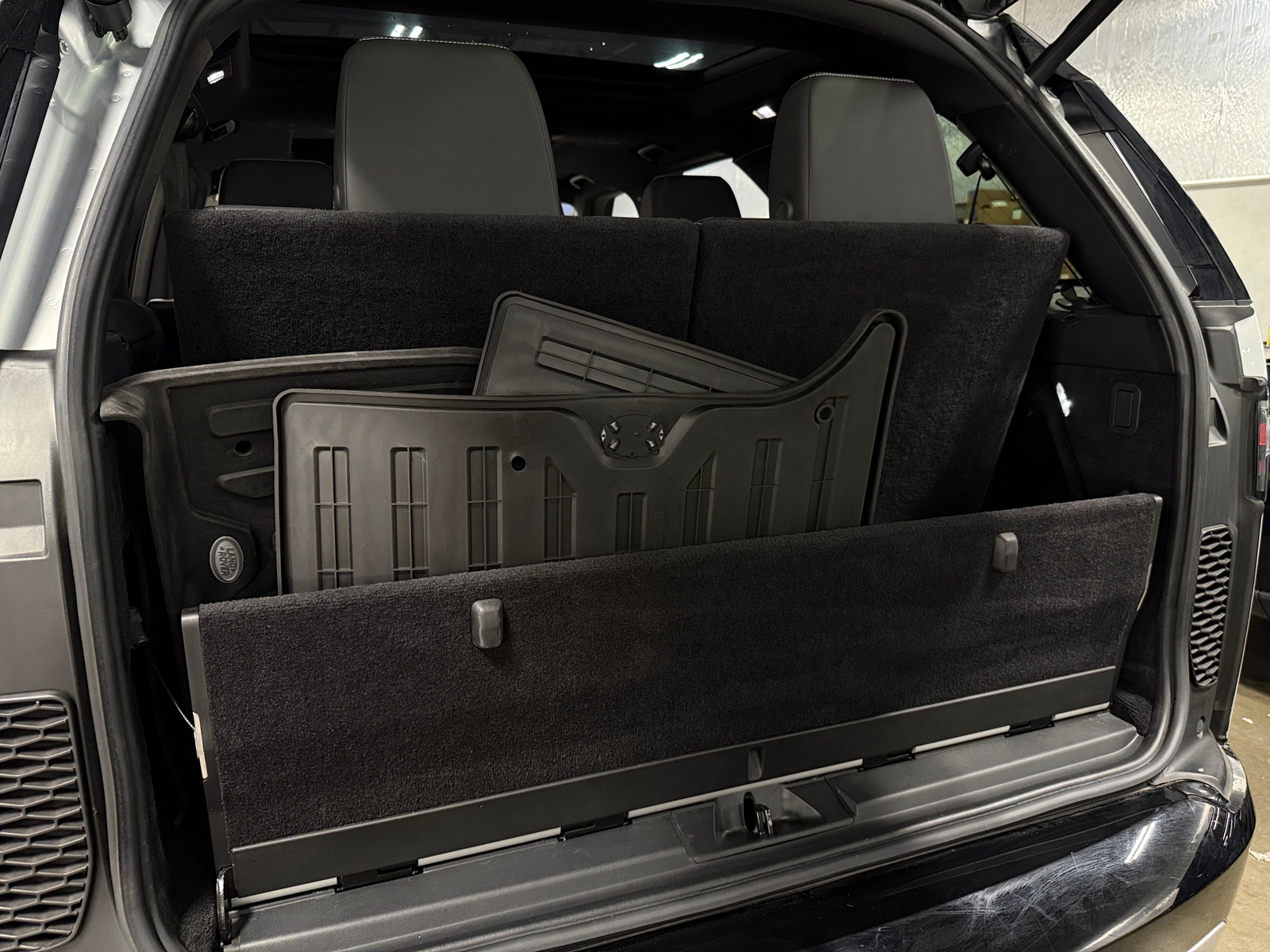 Thumbnail: 2023 Land Rover Discovery - 6