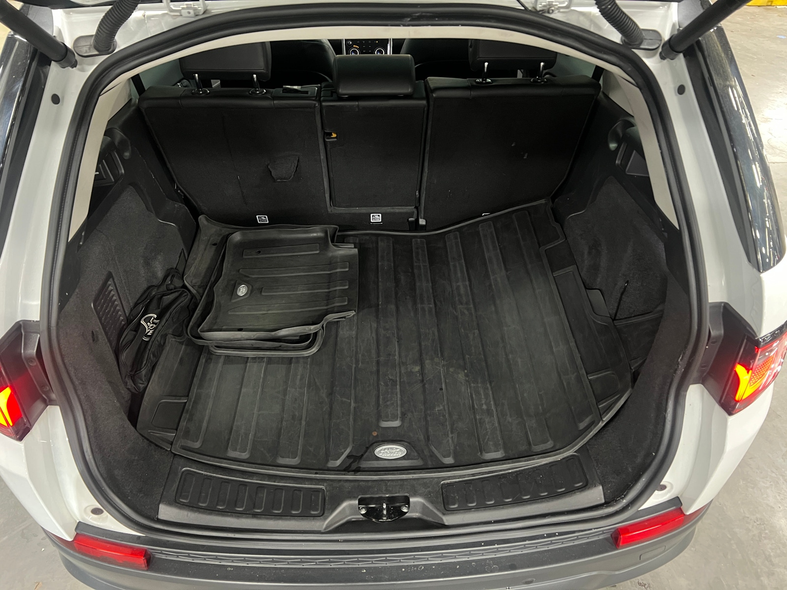 Thumbnail: 2020 Land Rover Discovery Sport - 6