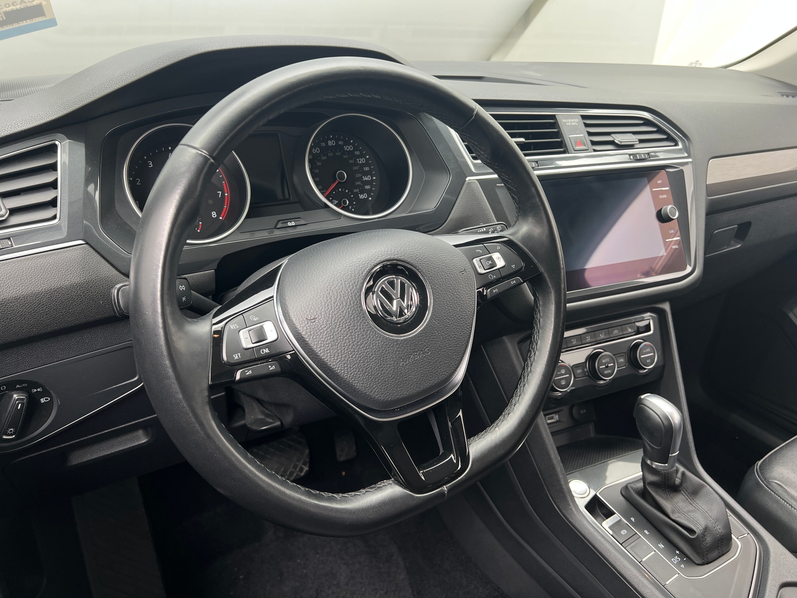 Thumbnail: 2018 Volkswagen Tiguan - 4