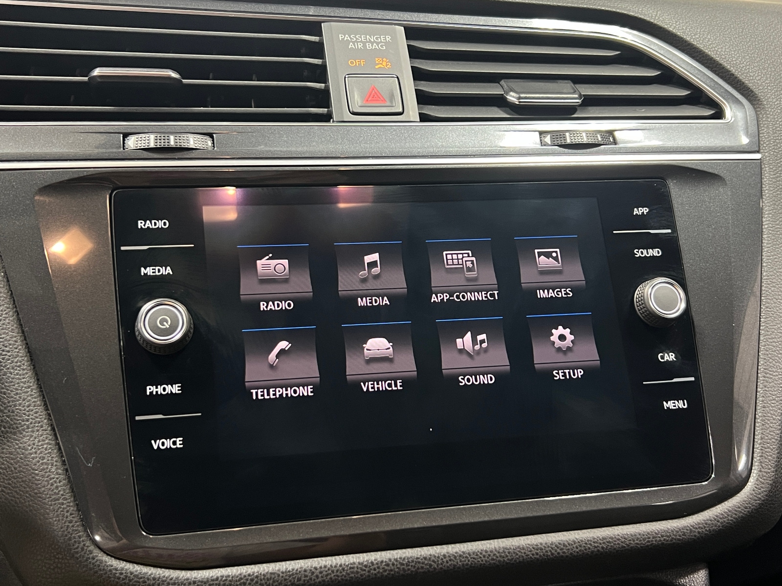 Thumbnail: 2018 Volkswagen Tiguan - 3