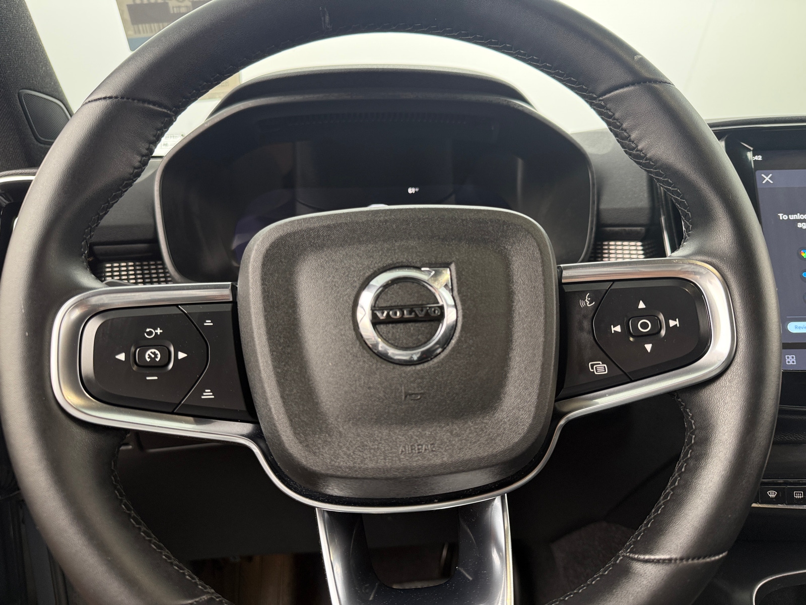 Thumbnail: 2023 Volvo XC40 - 5