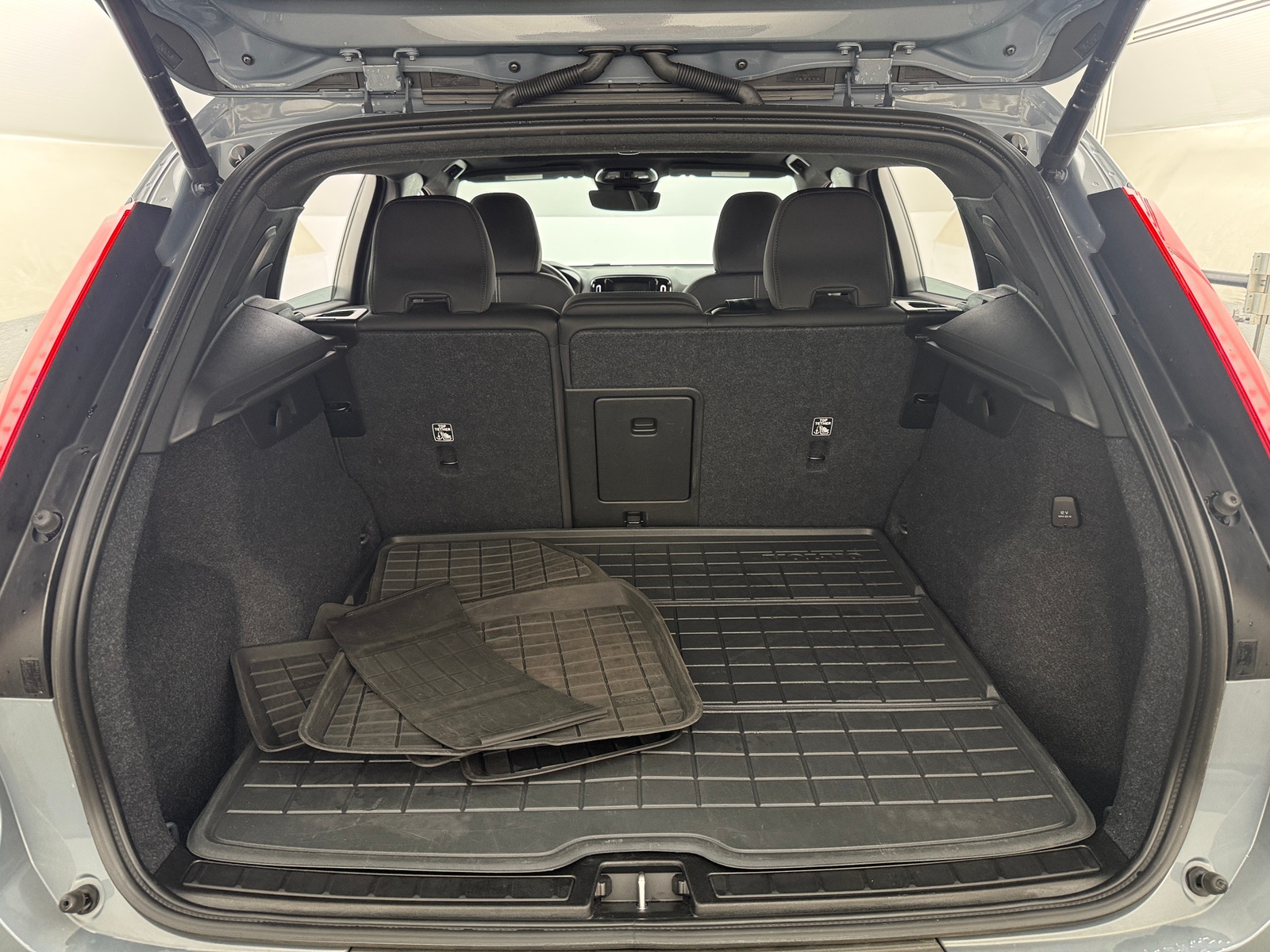 Thumbnail: 2023 Volvo XC40 - 7