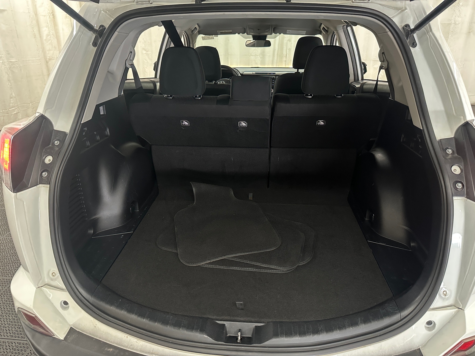 Thumbnail: 2018 Toyota RAV4 - 7